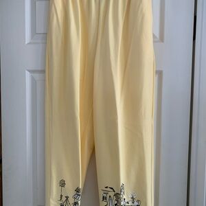 Koret Yellow Capris with Black Hem Cafe Motif